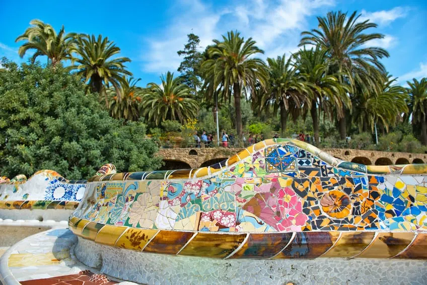 Sitzbänke ausgelegt mit bunten Mosaikfliesen