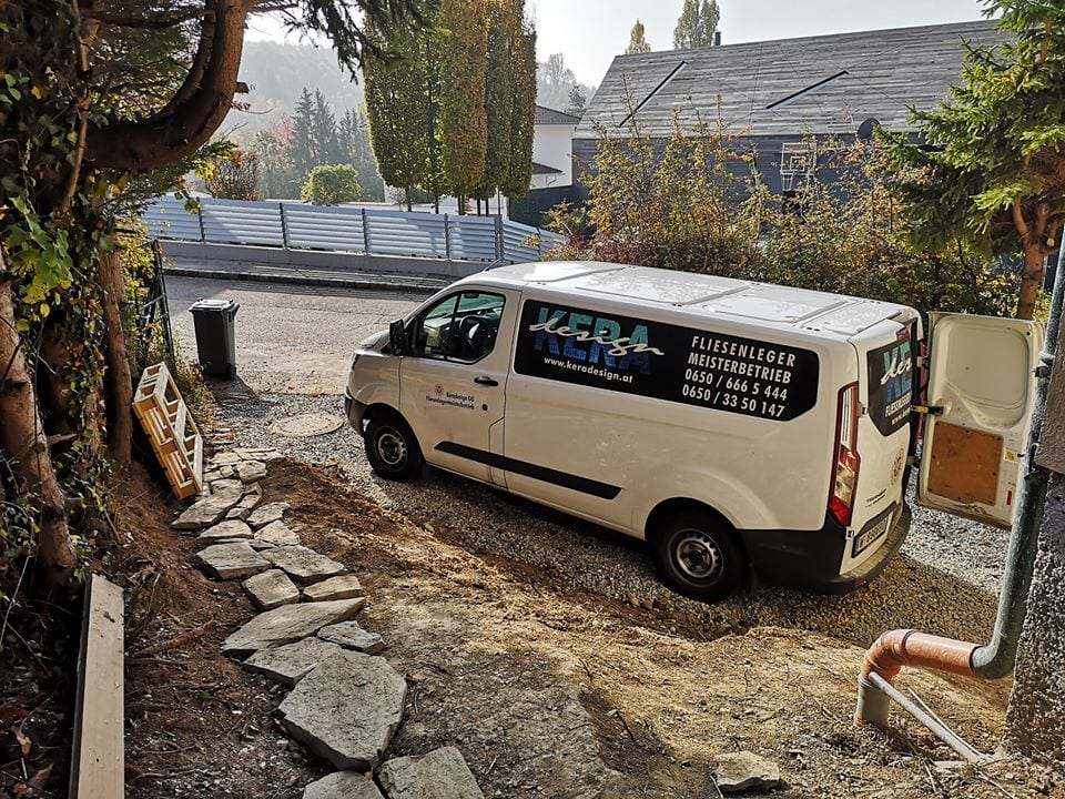 Firmenwagen von Keradesign vor einer Baustelle
