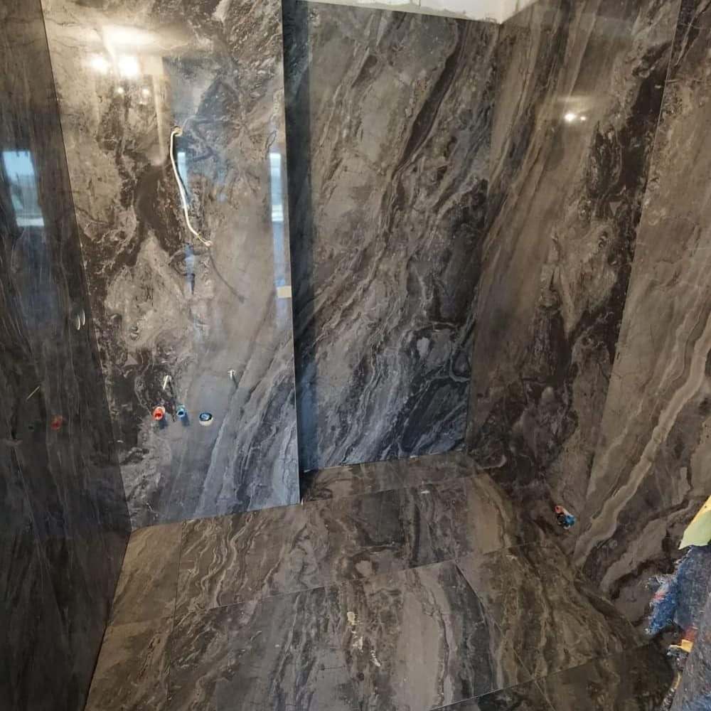 Dusche mit grossformatigen Fliesen in dunkler Marmoroptik