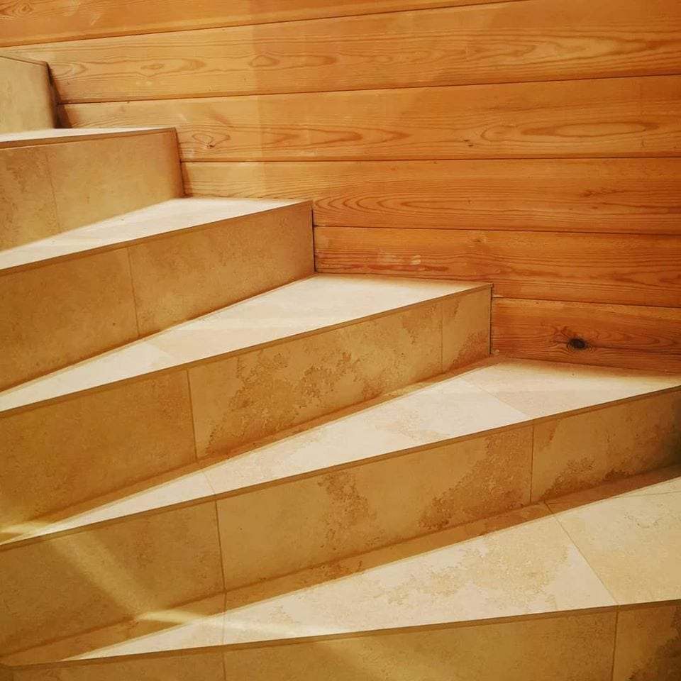 Treppe mit Stufen in Holzoptik