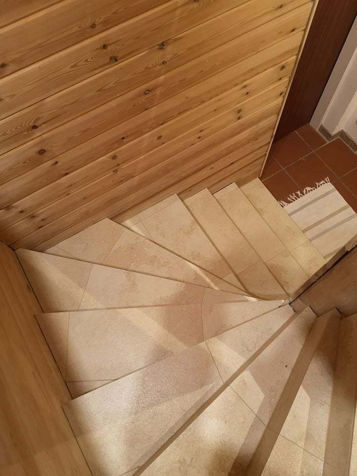 Wendeltreppe mit Stufenbelag in Holzoptik, teilweise verlegt