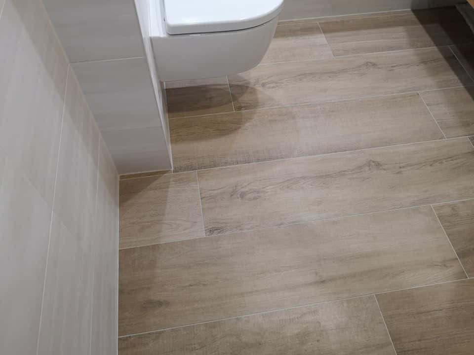 Bodenfliesen in heller Holzoptik vor einem Hänge-WC