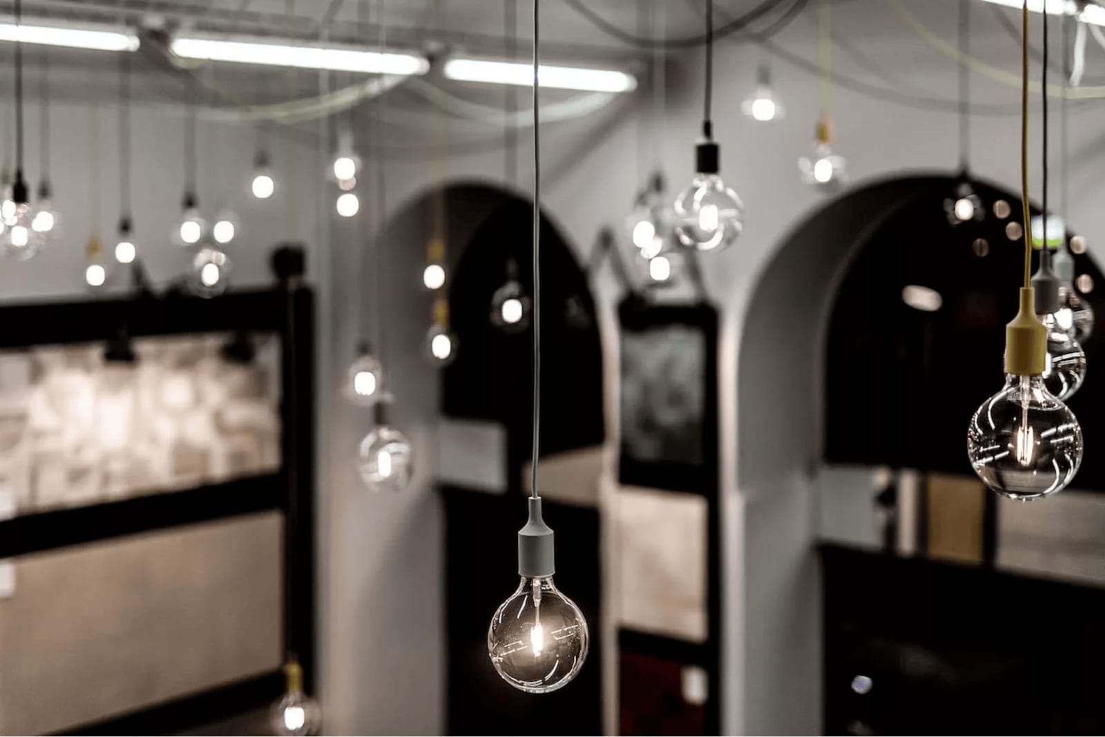 Ausstellungsnischen mit Fliesenmustern unter Pendelleuchten