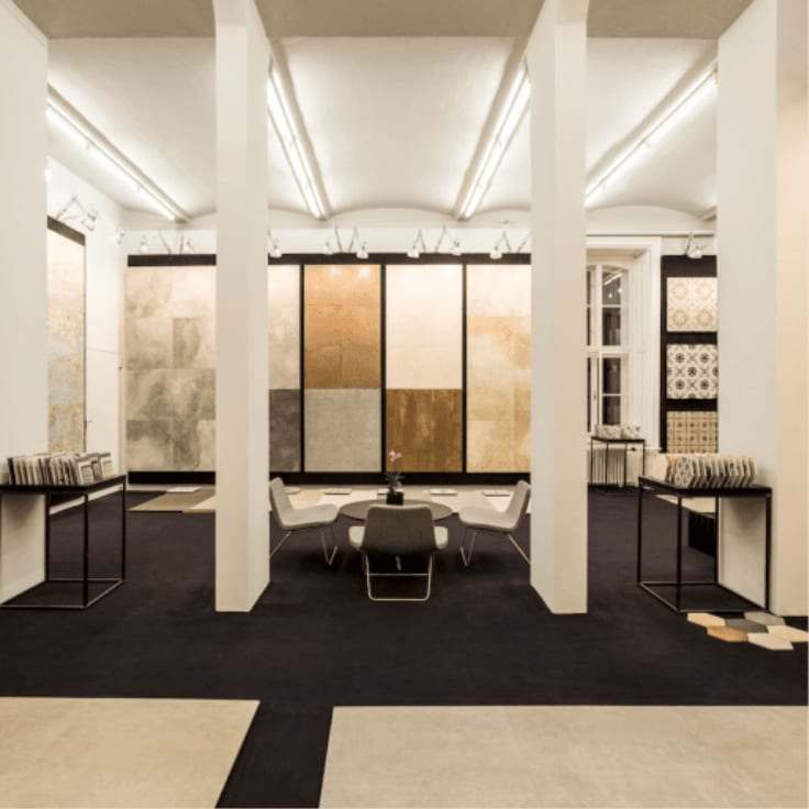 Heller Ausstellungsraum mit Säulen und Fliesenmustern an den Wänden